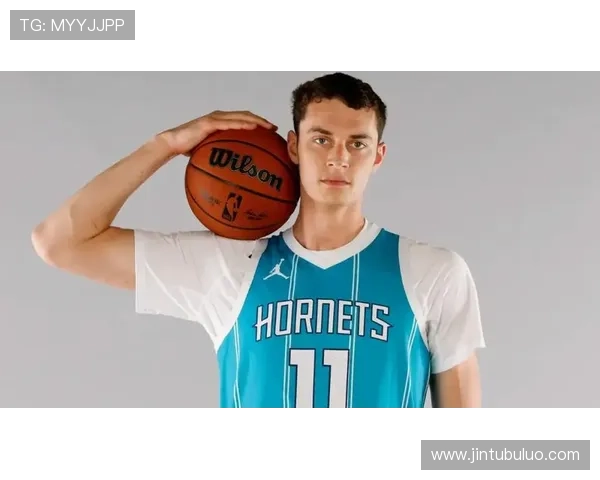 黄蜂34号秀卡尔克布伦纳表现亮眼6中4斩获11分7篮板2抢断1盖帽值得期待